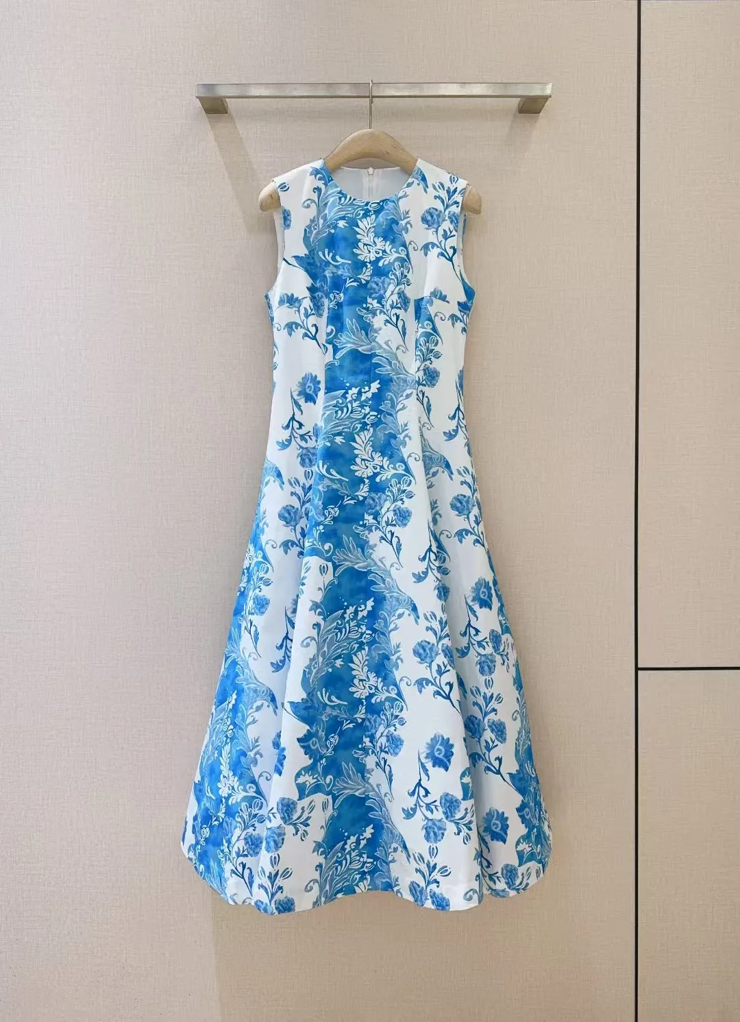 2025 Spring/Summer Recommended New Product Cotton Positioning Splicing Blue and White Porcelain Printed Dress
2025 Spring/Summer Recommended New Product Cotton Positioning Splicing Blue and White Porcelain Printed Dress