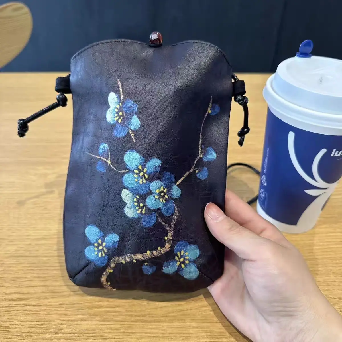 Chinese style waist bag, mobile phone bag travel small crossbody new Chinese style women's bag one shoulder versatile
Chinese style waist bag, mobile phone bag travel small crossbody new Chinese style women's bag one shoulder versatile