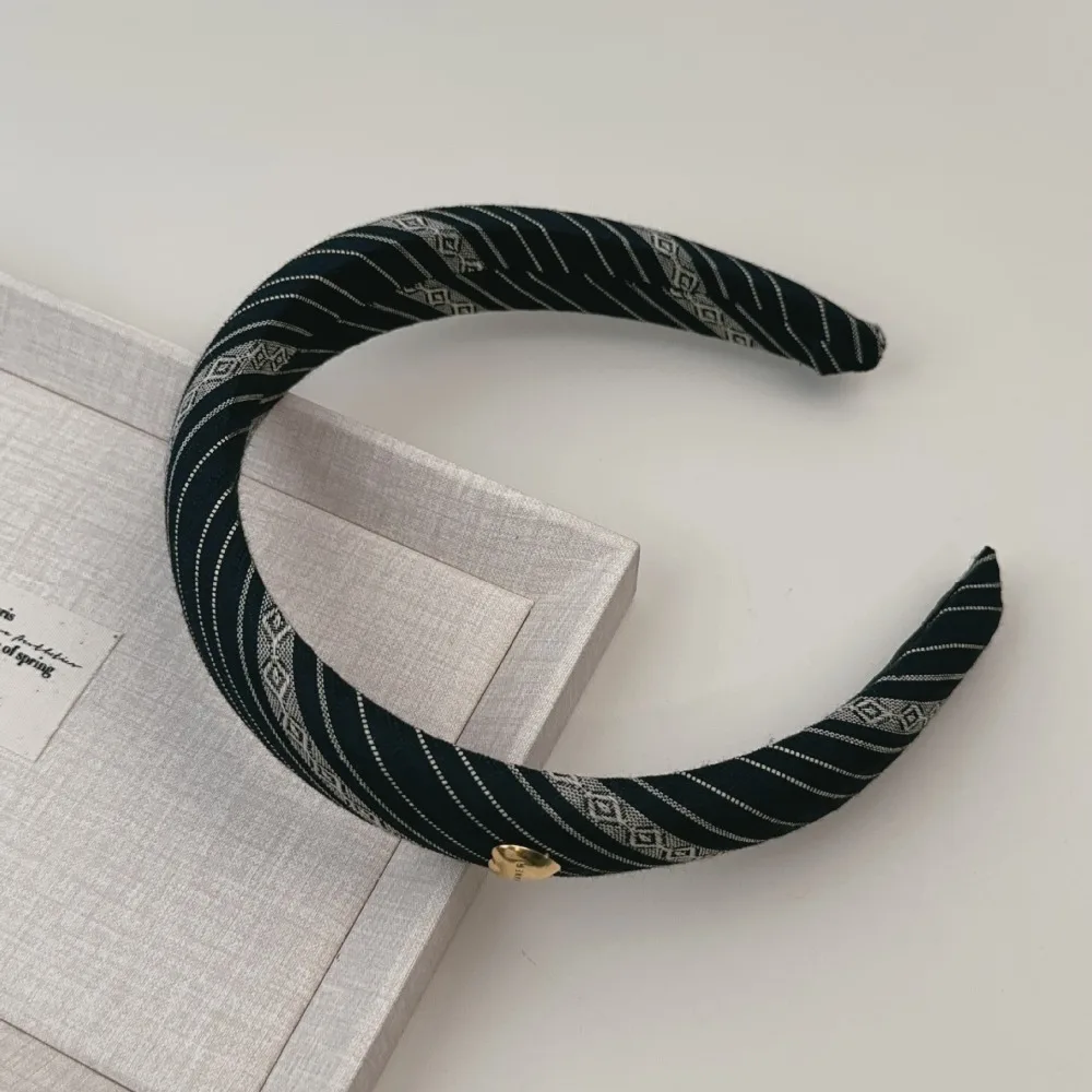 Retro Striped Square Hair Scrunchies and Versatile Wide Headband Minimalist Design No Damage for Daily Use Elegant Hair Styling
Retro Striped Square Hair Scrunchies and Versatile Wide Headband Minimalist Design No Damage for Daily Use Elegant Hair Styling