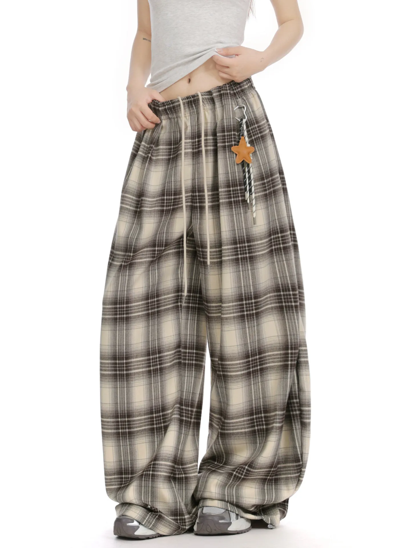 Американские ретро-брюки в клетку с подвеской-звездой, женские свободные брюки с завязками, широкие повседневные брюки для похудения, длинные брюки-палаццо
Американские ретро-брюки в клетку с подвеской-звездой, женские свободные брюки с завязками, широкие повседневные брюки для похудения, длинные брюки-палаццо