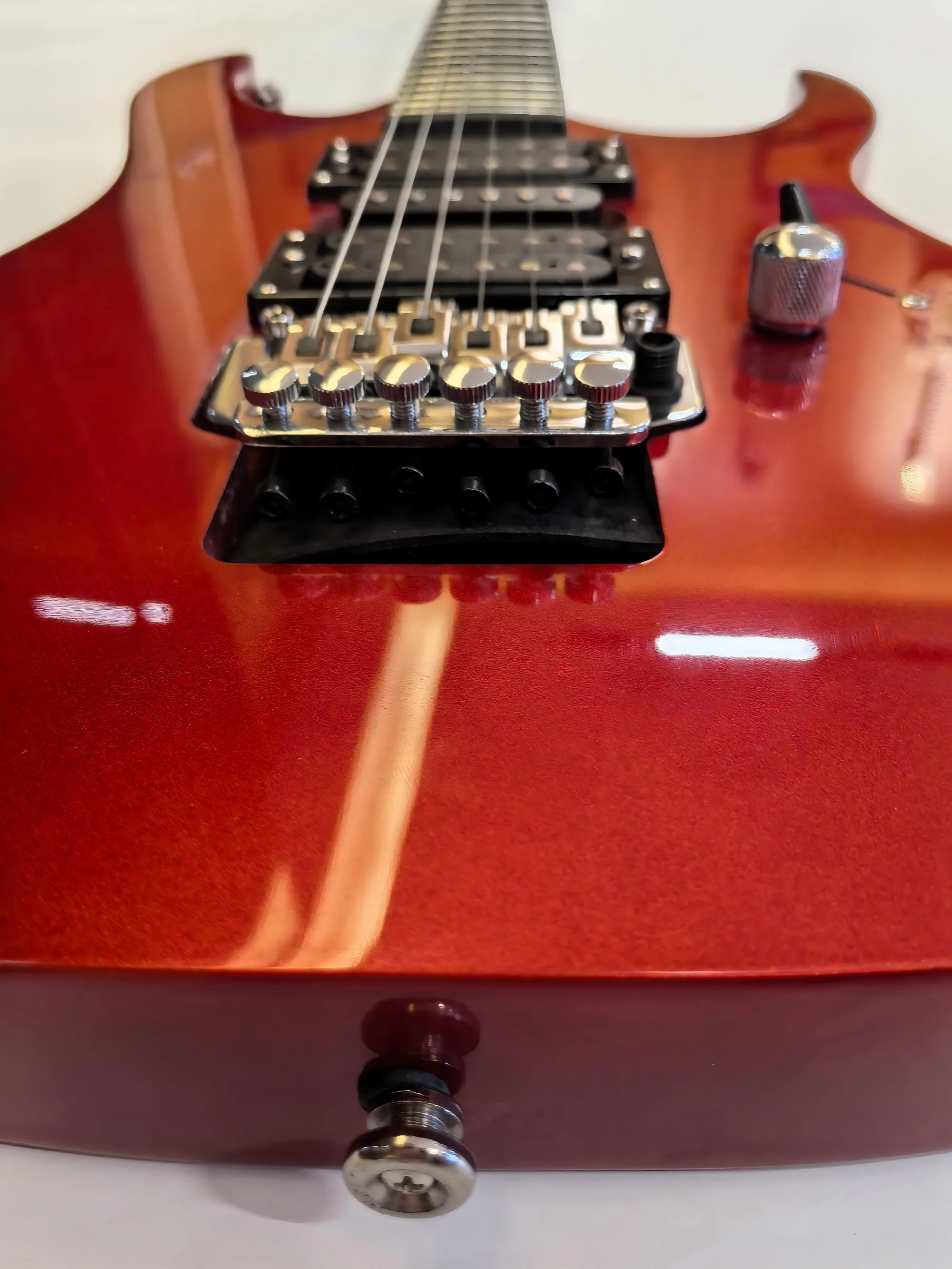 End-of-line clearance: Metal red 6-string electric guitar, made of poplar wood, 24 frets, in stock!
End-of-line clearance: Metal red 6-string electric guitar, made of poplar wood, 24 frets, in stock!