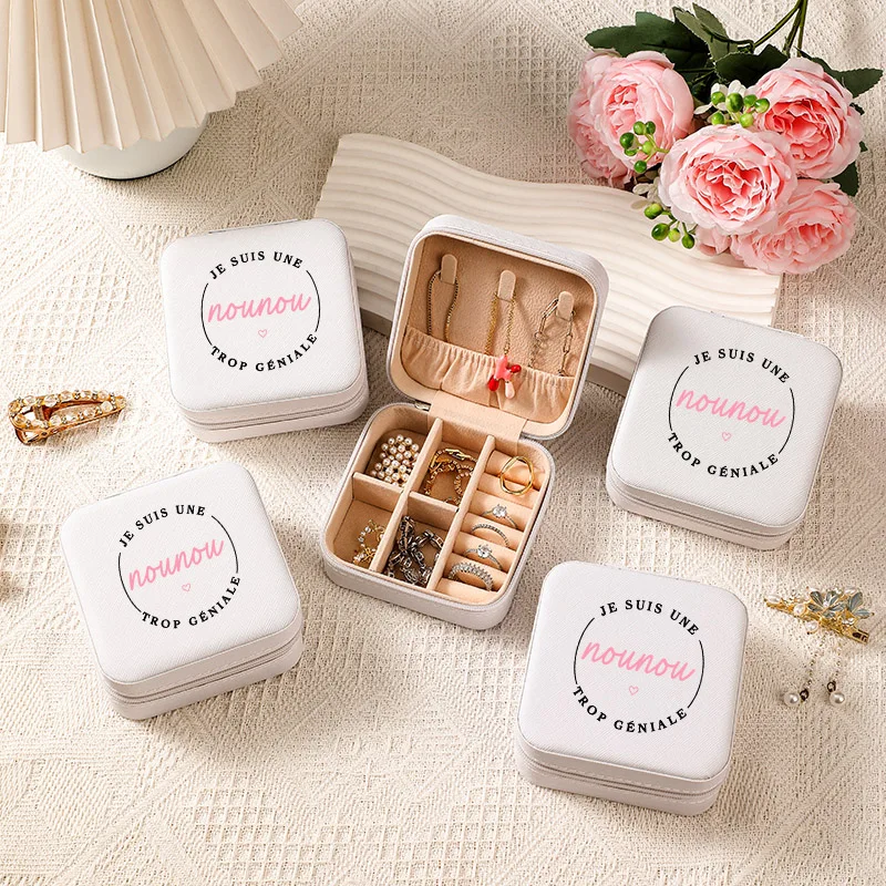 Шкатулка для драгоценностей на молнии, персонализированные подарки, кожаный дорожный футляр для драгоценностей с именем, предложение подружки невесты, держатель для ювелирных изделий для нее
Шкатулка для драгоценностей на молнии, персонализированные подарки, кожаный дорожный футляр для драгоценностей с именем, предложение подружки невесты, держатель для ювелирных изделий для нее