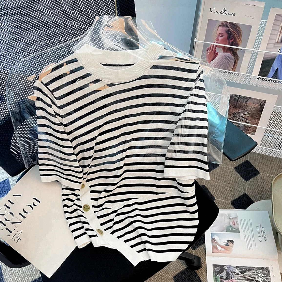 Женский летний топ из трикотажа с круглым вырезом, свободного кроя, в полоску, из ледяного шелка, с коротким рукавом, для повседневной носки, стандартный крой
Женский летний топ из трикотажа с круглым вырезом, свободного кроя, в полоску, из ледяного шелка, с коротким рукавом, для повседневной носки, стандартный крой