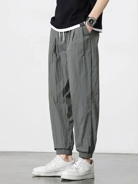 Модные летние тонкие мужские повседневные брюки из ледяного шелка свободного покроя, спортивные брюки Qui Dry, японские свободные брюки с девятью точками, с манжетами
Модные летние тонкие мужские повседневные брюки из ледяного шелка свободного покроя, спортивные брюки Qui Dry, японские свободные брюки с девятью точками, с манжетами