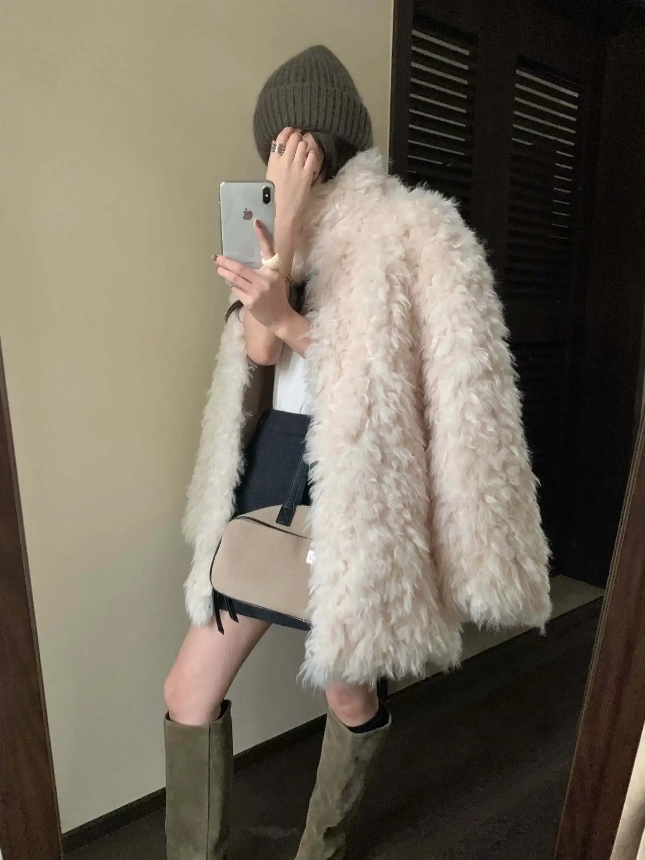 Корейская женская осенне-зимняя куртка из меха и кожи с интегрированным мехом ягненка, короткое пальто с длинными рукавами, на молнии, с воротником-стойкой
Корейская женская осенне-зимняя куртка из меха и кожи с интегрированным мехом ягненка, короткое пальто с длинными рукавами, на молнии, с воротником-стойкой