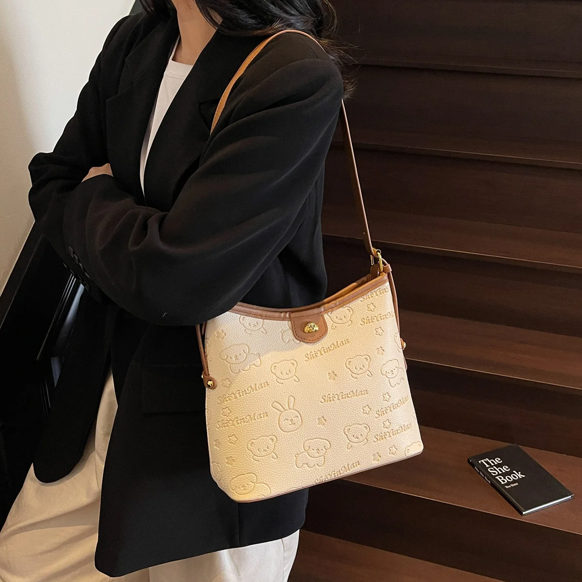 Large Capacity Women's Fashion Trend PU Leather Cartoon Single Shoulder Crossbody Bucket Bag Simple Casual Commuting Storage Bag
Large Capacity Women's Fashion Trend PU Leather Cartoon Single Shoulder Crossbody Bucket Bag Simple Casual Commuting Storage Bag