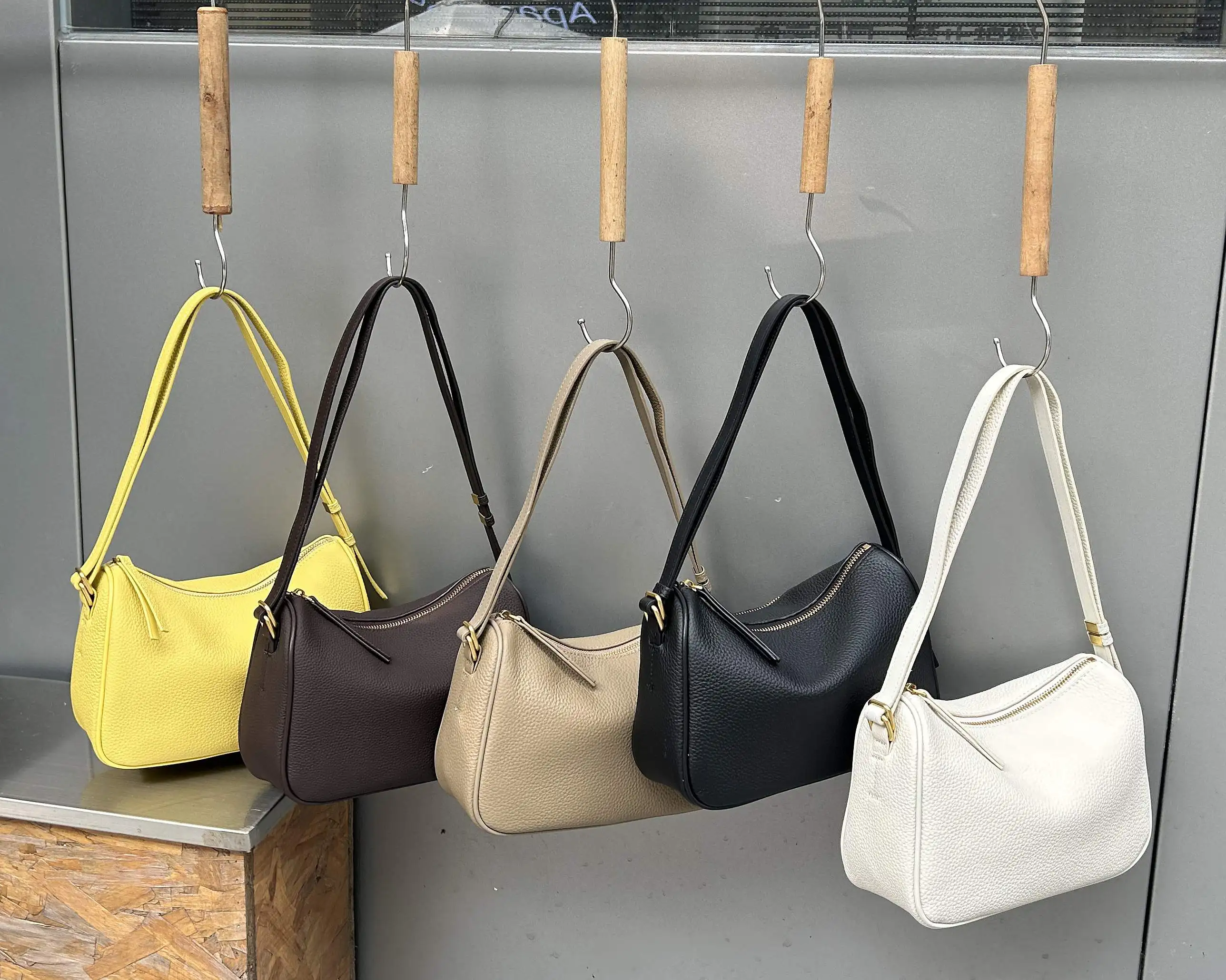 Women's Genuine Cowhide Leather Shoulder Crossbody Bag Luxury Deisigner Small Handbag Ladies Pillow Bag for Woman High Quality
Women's Genuine Cowhide Leather Shoulder Crossbody Bag Luxury Deisigner Small Handbag Ladies Pillow Bag for Woman High Quality