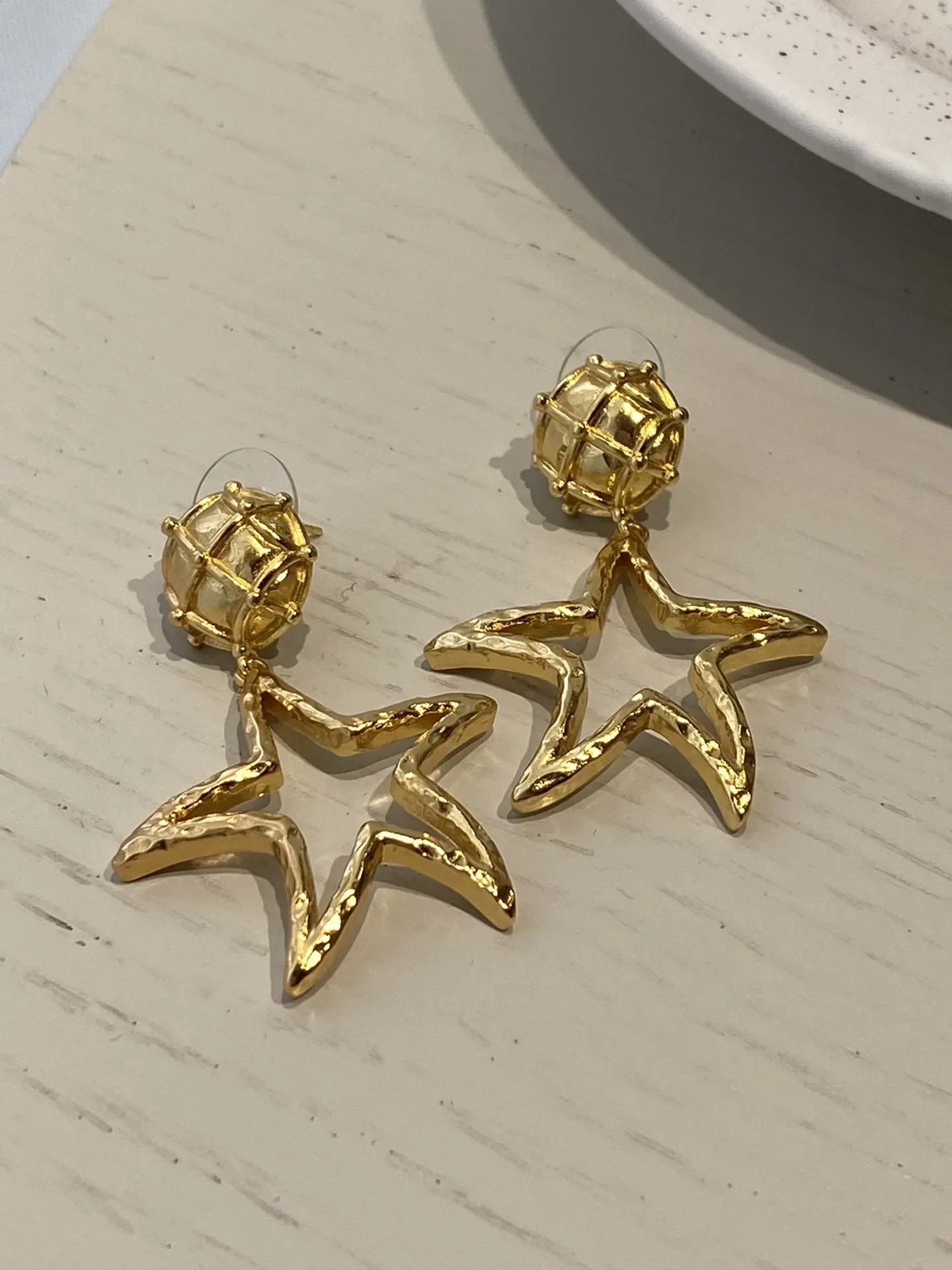 Fashion brand exquisite personality European and American French middle star earrings
Fashion brand exquisite personality European and American French middle star earrings