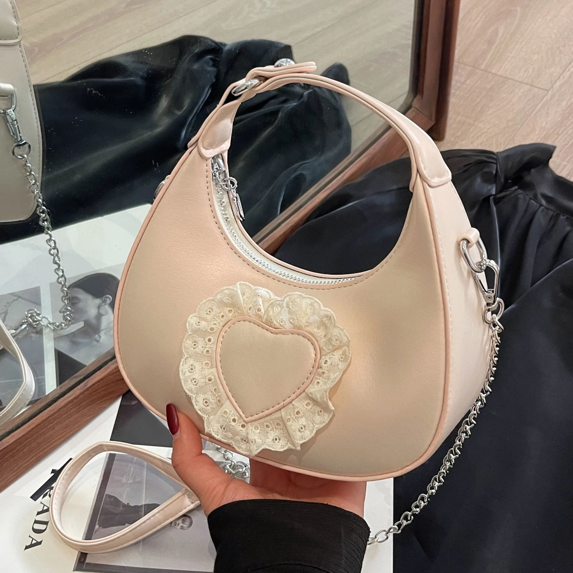 Korean ballet style simple hand-held half-moon bag female 2025 spring/summer new fashion messenger bag
Korean ballet style simple hand-held half-moon bag female 2025 spring/summer new fashion messenger bag