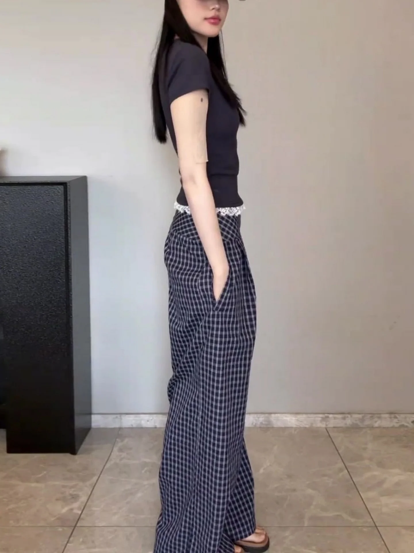 Брюки женские элегантные весенние из полиэстера тонкие прямые нейтральные регулируемые пояса с гофрированными сетчатыми панелями темно-синие уличные брюки
Брюки женские элегантные весенние из полиэстера тонкие прямые нейтральные регулируемые пояса с гофрированными сетчатыми панелями темно-синие уличные брюки