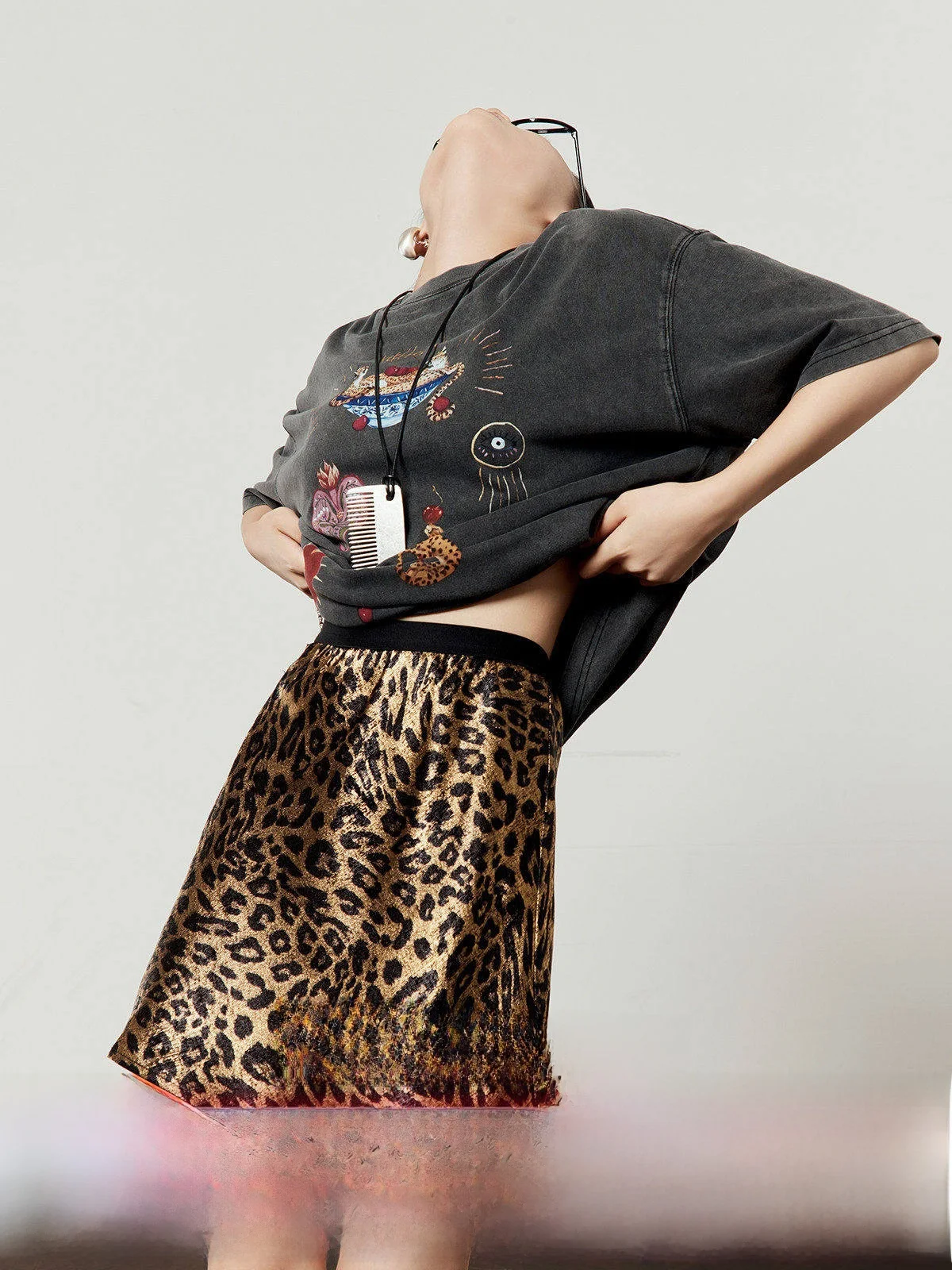 Новая женская летняя футболка свободного кроя в винтажном стиле с принтом вишни и леопарда, хлопковая, повседневная, с круглым вырезом
Новая женская летняя футболка свободного кроя в винтажном стиле с принтом вишни и леопарда, хлопковая, повседневная, с круглым вырезом