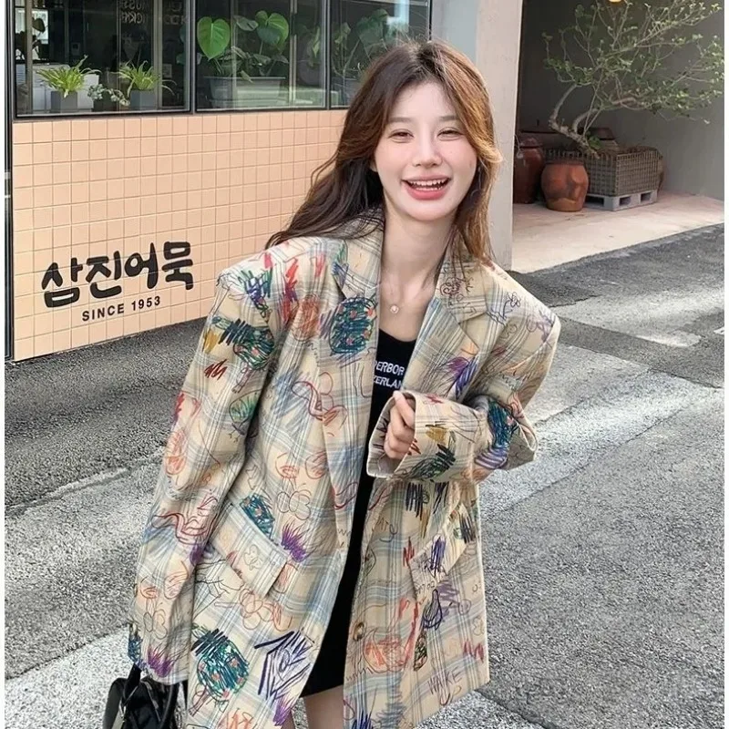 Женский оверсайз-блейзер в клетку с граффити-принтом, повседневный, свободного кроя, с вырезанными лацканами
Женский оверсайз-блейзер в клетку с граффити-принтом, повседневный, свободного кроя, с вырезанными лацканами