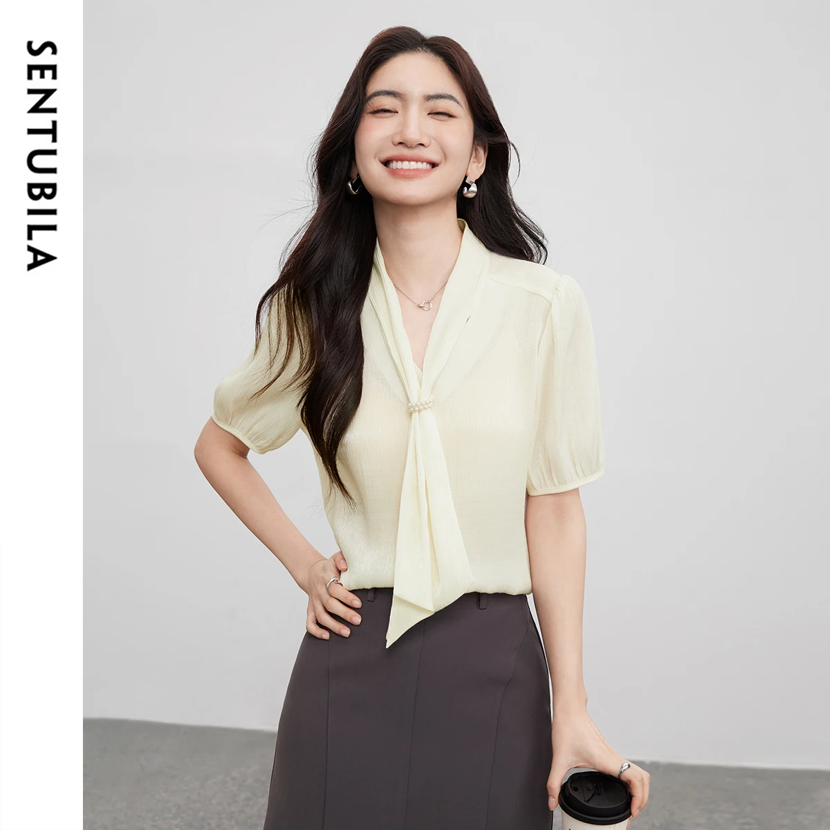SENTUBILA Women's Chiffon Shirt Summer 2025 New Collection Elegant Streamer V Neck Blouse Bubble Sleeve Mermaid Ji Top 152V80142
SENTUBILA Women's Chiffon Shirt Summer 2025 New Collection Elegant Streamer V Neck Blouse Bubble Sleeve Mermaid Ji Top 152V80142