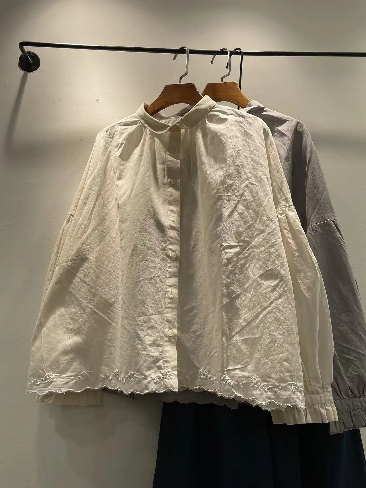 Spring 2026 Embroidered Loose Long Sve irt Women's Faion Youthful Turn-down Collar Single Button Casual Cotton Blouse
Spring 2026 Embroidered Loose Long Sve irt Women's Faion Youthful Turn-down Collar Single Button Casual Cotton Blouse