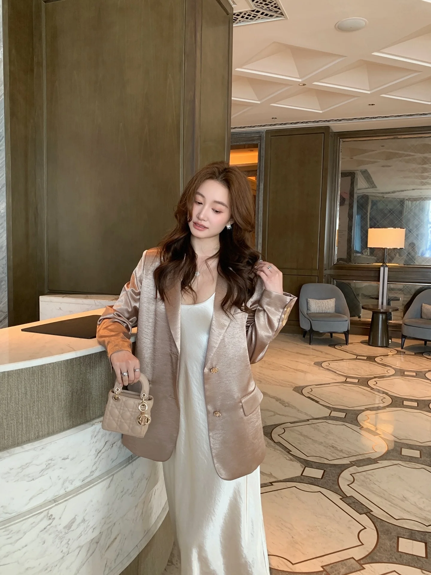 Champagne Color Satin Suit Jacket Women's Single Button High Fashion Gentle Korean Style Standard Fit Long Sleeve Coat
Champagne Color Satin Suit Jacket Women's Single Button High Fashion Gentle Korean Style Standard Fit Long Sleeve Coat