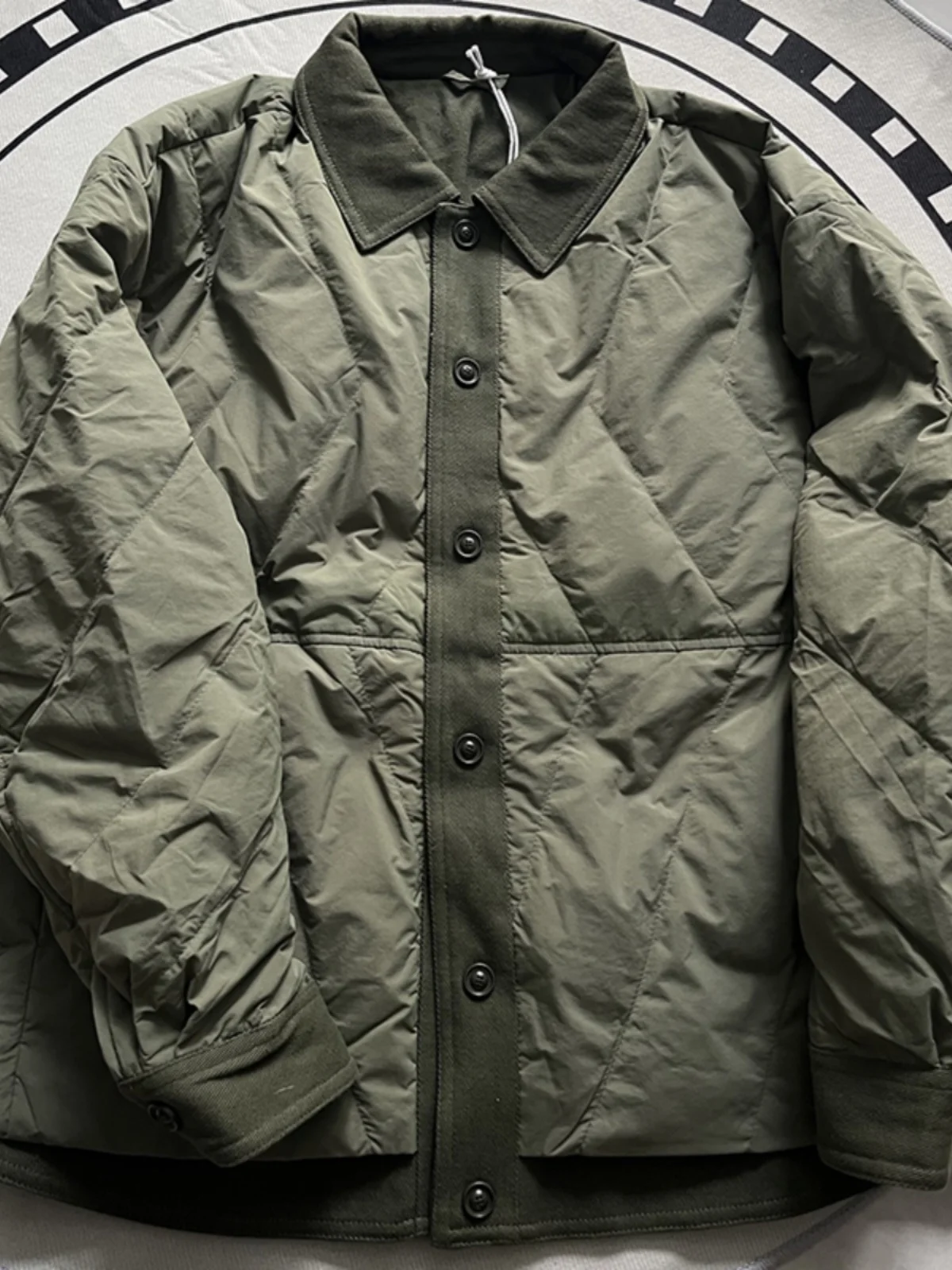 Легкая мужская хлопковая куртка с воротником-рубашкой и ромбовидным узором, имитирующая двухслойную зимнюю верхнюю одежду
Легкая мужская хлопковая куртка с воротником-рубашкой и ромбовидным узором, имитирующая двухслойную зимнюю верхнюю одежду