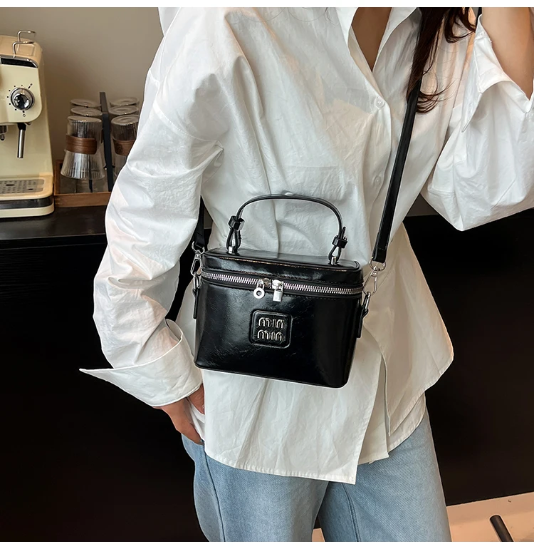 Luxury Leather Crossbody Bag for Sophisticated Ladies - Women's Messenger Bag with Shoulder Option
Luxury Leather Crossbody Bag for Sophisticated Ladies - Women's Messenger Bag with Shoulder Option