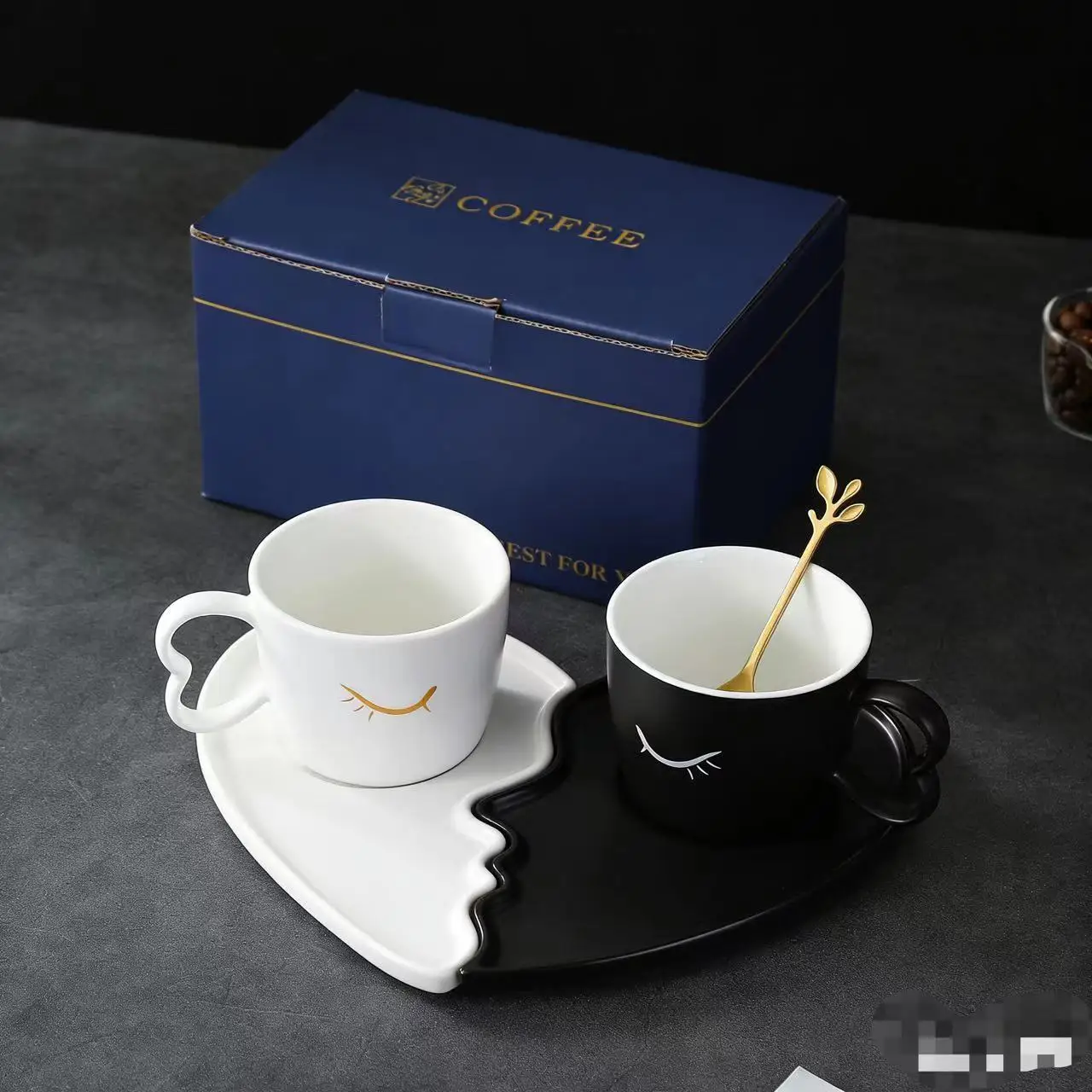 Creative coffee cup and saucer set, black and white couple pair cup set, special-shaped mug, milk cup, ceramic water cup.
Creative coffee cup and saucer set, black and white couple pair cup set, special-shaped mug, milk cup, ceramic water cup.