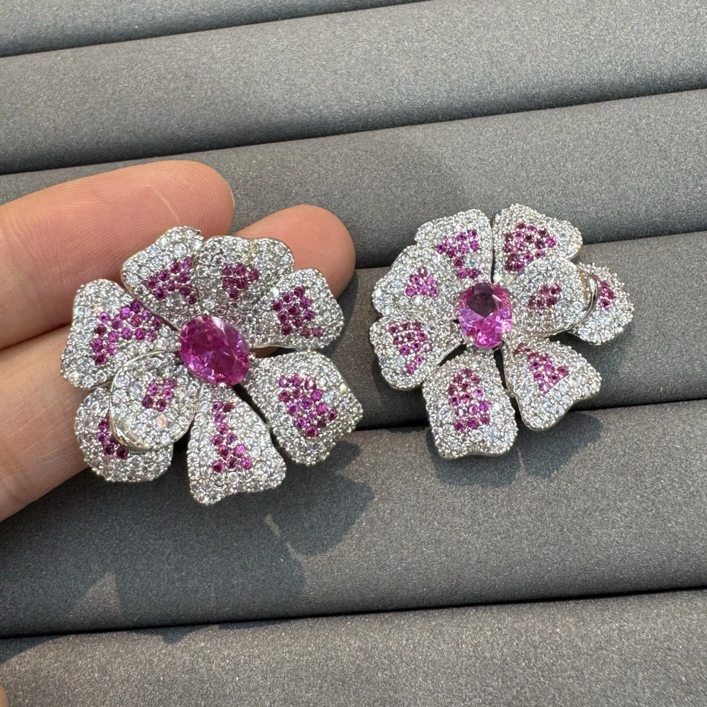 shiny zircon earrings for women elegant luxury jewelry gala event dinner party flower petals stud earrings silver gold color
shiny zircon earrings for women elegant luxury jewelry gala event dinner party flower petals stud earrings silver gold color