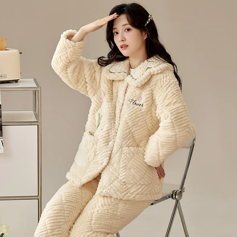 Комплекты пижам из шелка и спандекса для женщин: полосатая одежда для сна с вырезом-лодочкой, рукавом три четверти, укороченными брюками, эластичные, удобные, мягкие, легко надеваемые, в стиле OL.
Комплекты пижам из шелка и спандекса для женщин: полосатая одежда для сна с вырезом-лодочкой, рукавом три четверти, укороченными брюками, эластичные, удобные, мягкие, легко надеваемые, в стиле OL.