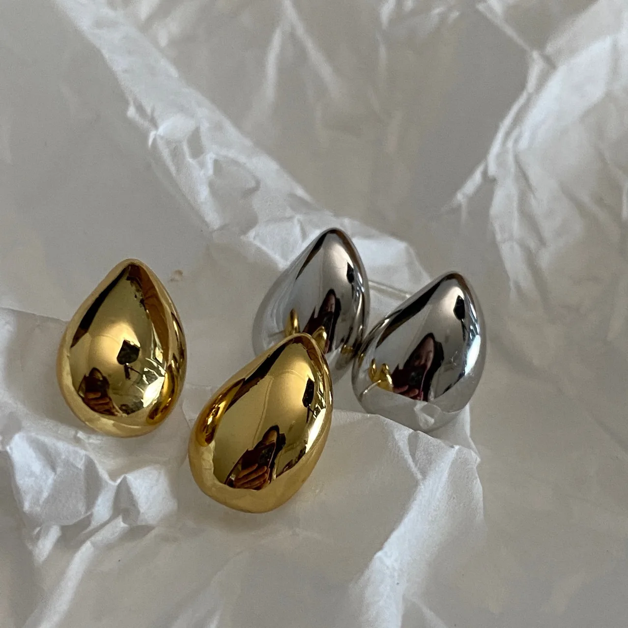 Brass With 18 Gold Real Water Drop Beads Stud Earrings Women Jewelry Party Boho T Show Gown Runway Rare Korean Japan Trendy
Brass With 18 Gold Real Water Drop Beads Stud Earrings Women Jewelry Party Boho T Show Gown Runway Rare Korean Japan Trendy