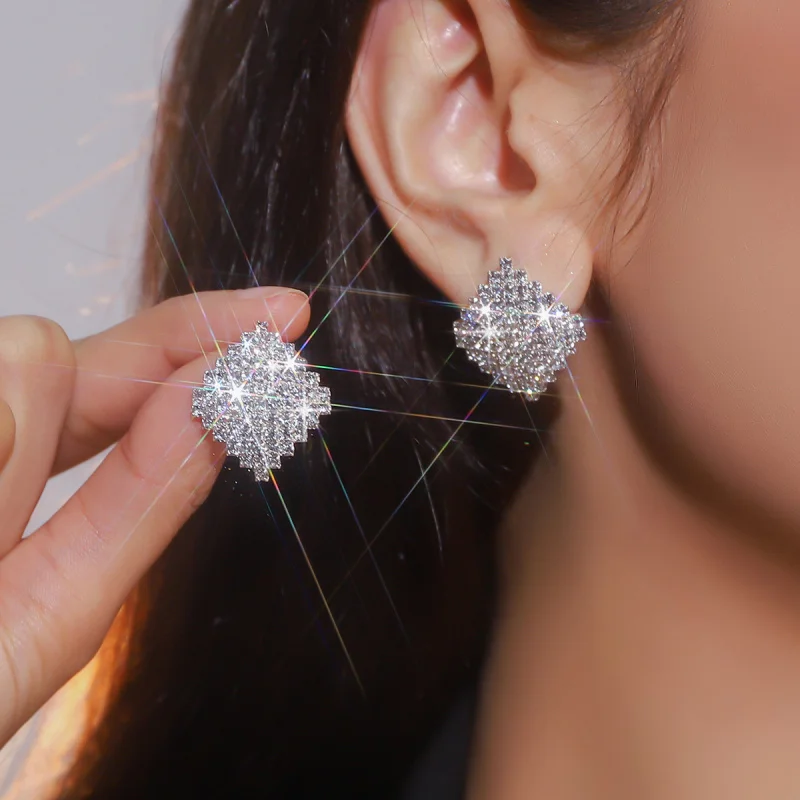 Simple Full Diamond Rhinestone Stud Earrings Graceful Personality Rhinestone Diamond Geometric Ear Studs Women's All-Match Earri
Simple Full Diamond Rhinestone Stud Earrings Graceful Personality Rhinestone Diamond Geometric Ear Studs Women's All-Match Earri