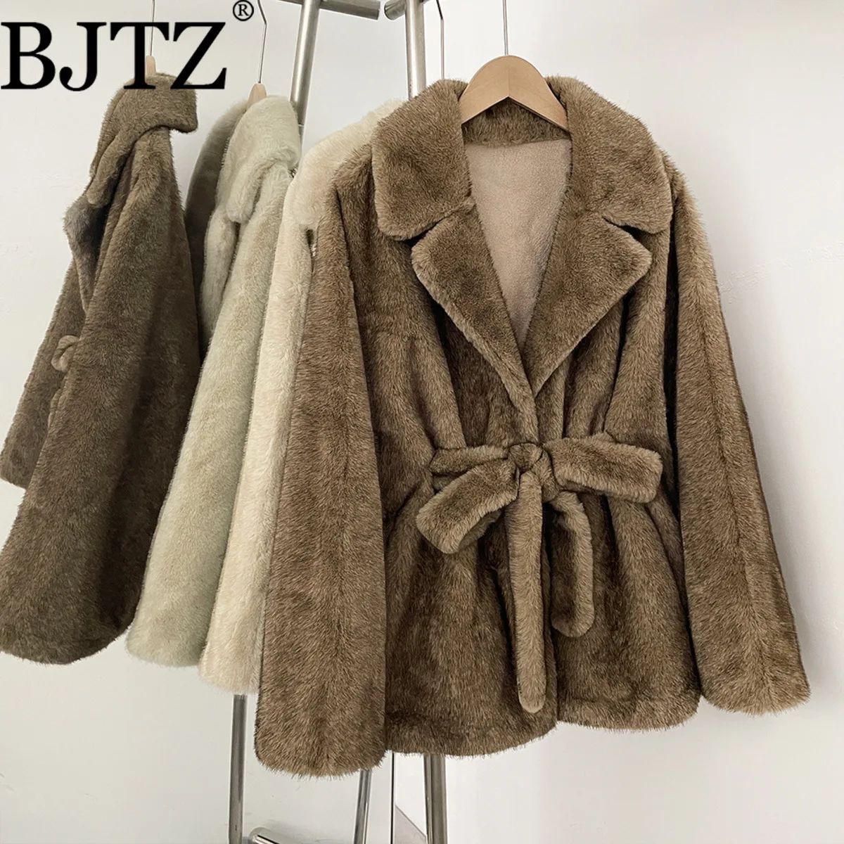 BJTZ Women’s 2025 Winter Faux Fox Fur Bat Sleeves Coat Autumn Fashion Warm Oversized Luxury Faux Fur Outerwear
BJTZ Women’s 2025 Winter Faux Fox Fur Bat Sleeves Coat Autumn Fashion Warm Oversized Luxury Faux Fur Outerwear