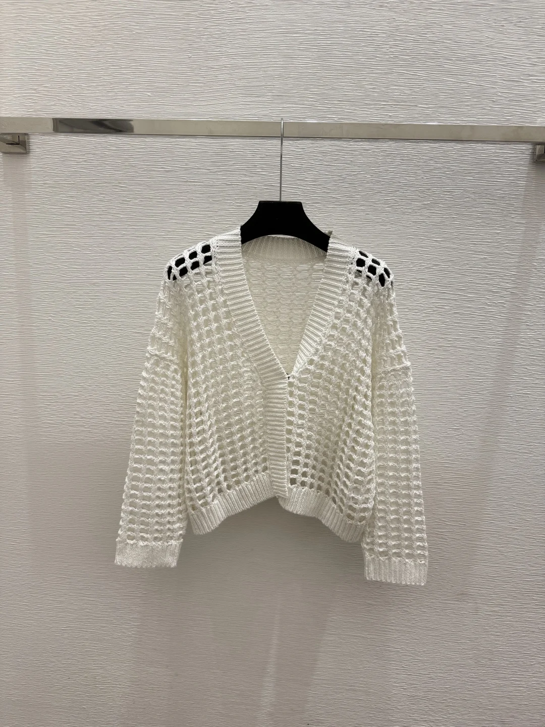 Women's High-Quality, Stylish, Minimalist V-Neck Long-Sleeve Knit Cardigan with Cut-Out Detail (New Spring/Summer Collection)
Women's High-Quality, Stylish, Minimalist V-Neck Long-Sleeve Knit Cardigan with Cut-Out Detail (New Spring/Summer Collection)