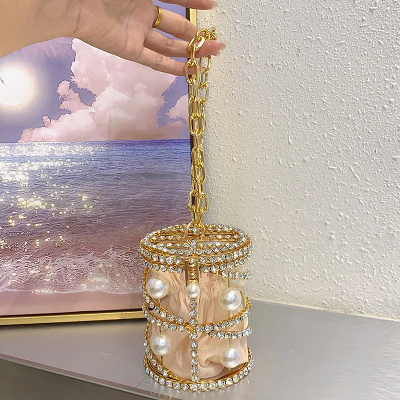 Elegant Pearl Evening Bags Diamond Hollow Out Bucket Handbags Luxury Chain Shoulder Crossbody Bags Party Wedding Clutch
Elegant Pearl Evening Bags Diamond Hollow Out Bucket Handbags Luxury Chain Shoulder Crossbody Bags Party Wedding Clutch