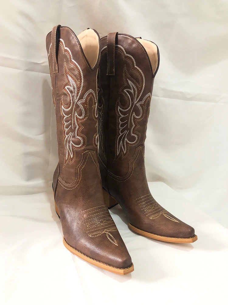 Retro Western Embroidered High Top Knee-Length Boots Fashionable Bean Boots with Thick Heel And V-Notch for Young Women
Retro Western Embroidered High Top Knee-Length Boots Fashionable Bean Boots with Thick Heel And V-Notch for Young Women