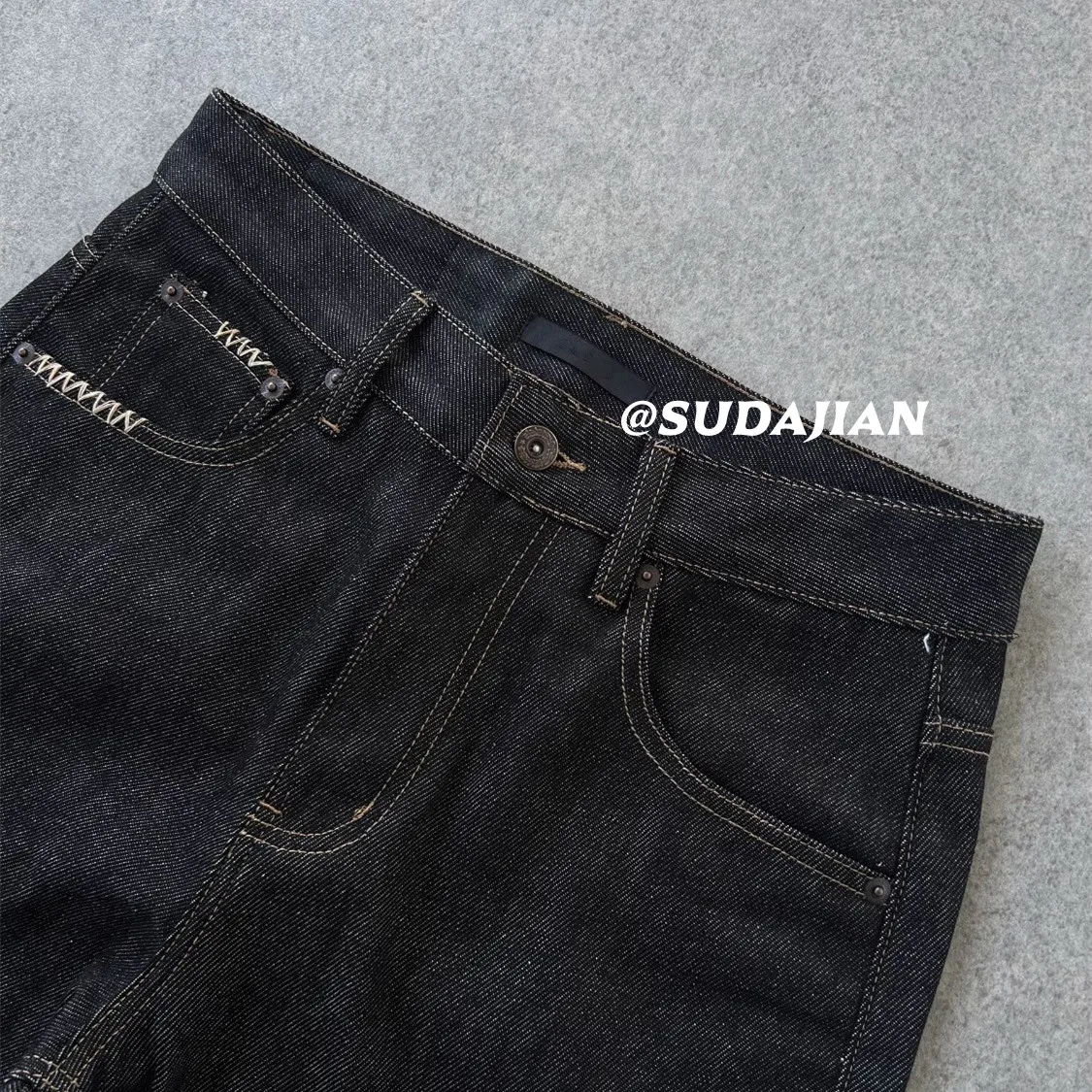 SUDA Hand-Sewn Hard Denim Jeans Loose Straight Leg American Cleanfit Sle for Men And Women Breathable Cotton Polyester Blend
SUDA Hand-Sewn Hard Denim Jeans Loose Straight Leg American Cleanfit Sle for Men And Women Breathable Cotton Polyester Blend
