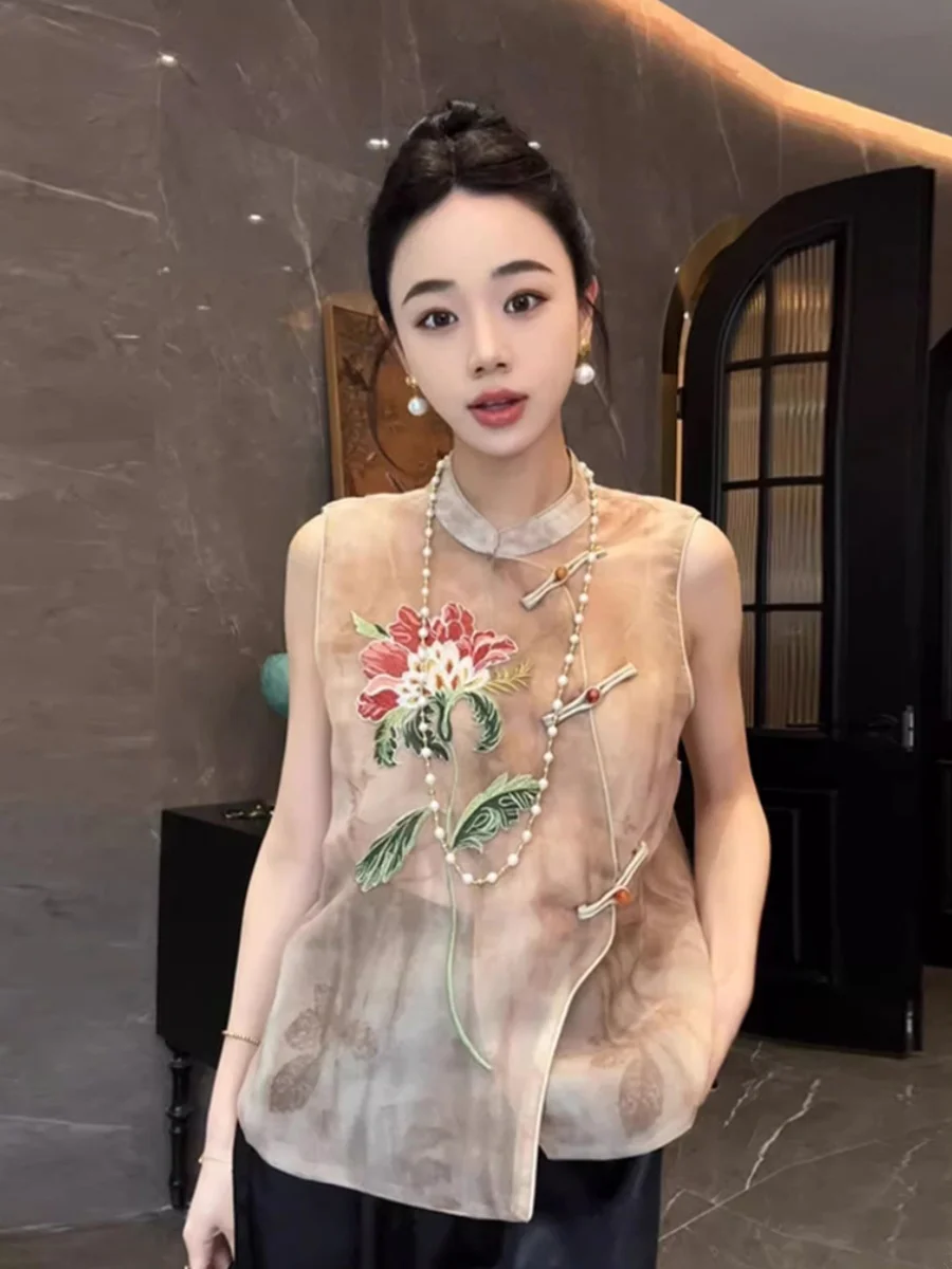 Новый китайский жилет с вышивкой, женский летний жилет 2024, воротник-стойка с боковыми пуговицами, топ из шелкового материала, неисправный та... 
Новый китайский жилет с вышивкой, женский летний жилет 2024, воротник-стойка с боковыми пуговицами, топ из шелкового материала, неисправный та...