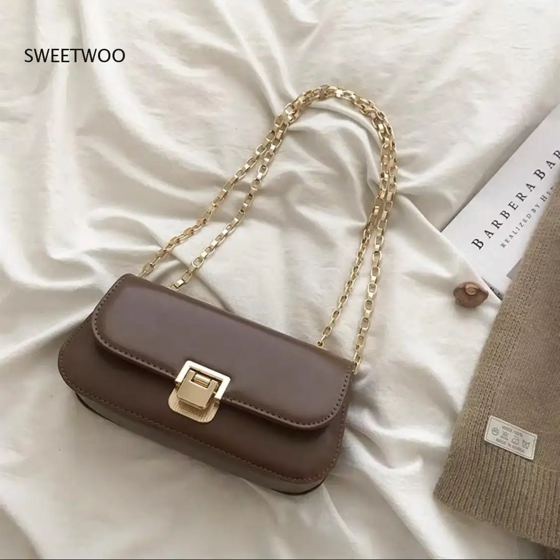 Women Retro Chain Shoulder Bag with Gold Lock Casual Mini Crossbody Purse for Ladies
Women Retro Chain Shoulder Bag with Gold Lock Casual Mini Crossbody Purse for Ladies
