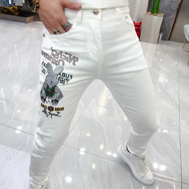 2023 Summer Men's White Jeans Trend Cartoon Embroidery Fashion Versatile Elastic Slim Fit Small Foot Long Pants For Men
2023 Summer Men's White Jeans Trend Cartoon Embroidery Fashion Versatile Elastic Slim Fit Small Foot Long Pants For Men