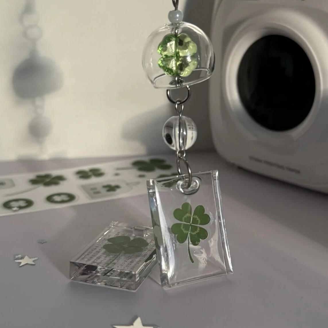Шарм Lucky Clover Wind Chime — эстетический аксессуар для телефона, сумки и ключей для женщин (милый подарок с подвеской в виде Цзинга) 
Шарм Lucky Clover Wind Chime — эстетический аксессуар для телефона, сумки и ключей для женщин (милый подарок с подвеской в виде Цзинга)