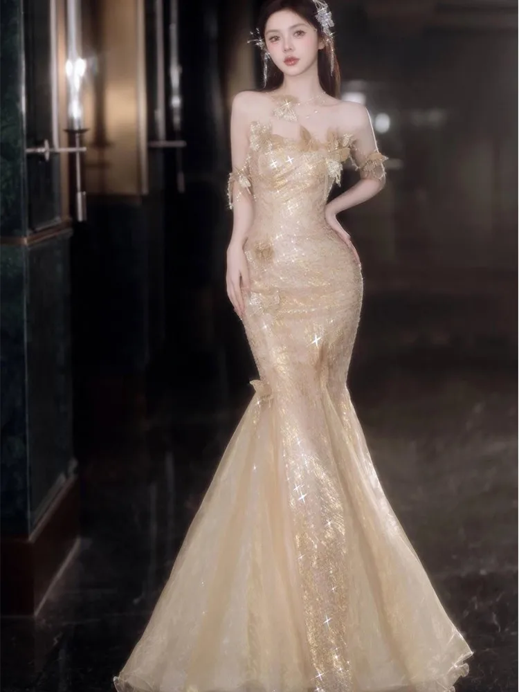 A light luxury and niche host dress with golden fishtail for toasting
A light luxury and niche host dress with golden fishtail for toasting