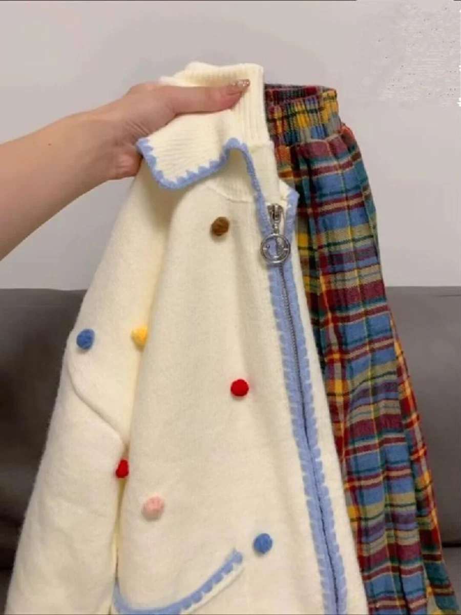 Женский вязаный свитер оверсайз 240 Pou с милым дизайном в виде шариков, осенне-зимний, с воротником, длинными рукавами, свободного кроя, из хлопка
Женский вязаный свитер оверсайз 240 Pou с милым дизайном в виде шариков, осенне-зимний, с воротником, длинными рукавами, свободного кроя, из хлопка