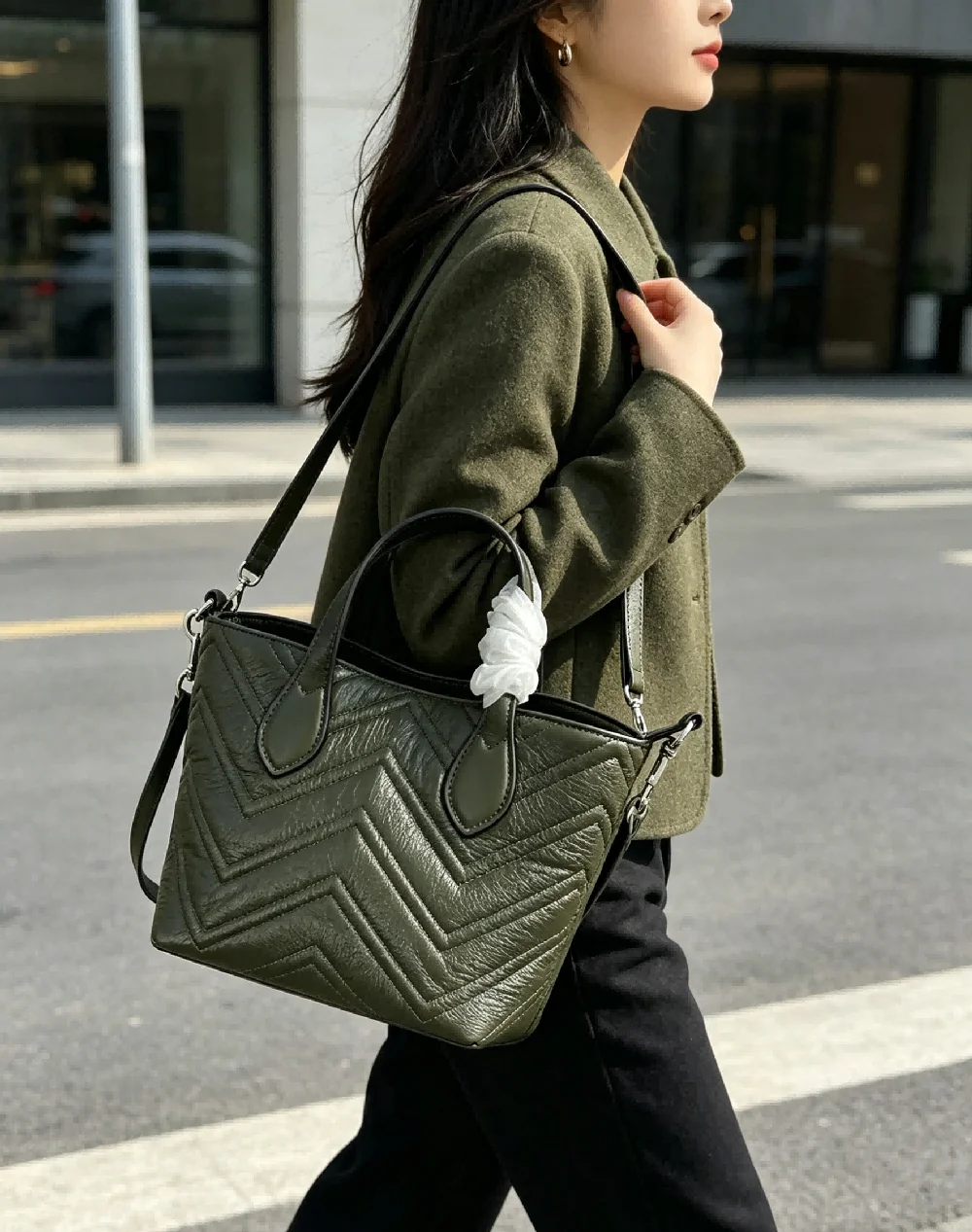 Lady Handbag Large-capacity, Commuter-style, Premium Leather Single-shoulder Bag,Versatile and Suitable for Everyday Use.
Lady Handbag Large-capacity, Commuter-style, Premium Leather Single-shoulder Bag,Versatile and Suitable for Everyday Use.