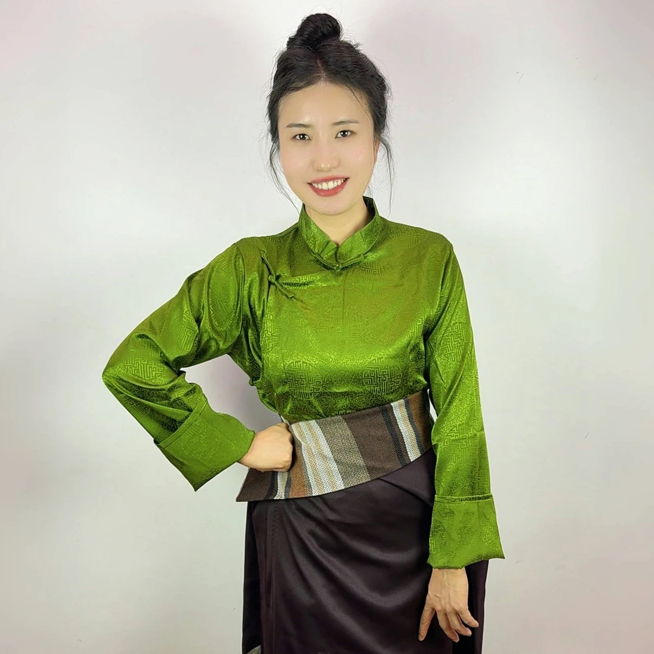 New high-end Tibetan jacquard hand sewn buckle travel photography temperament women's top
New high-end Tibetan jacquard hand sewn buckle travel photography temperament women's top