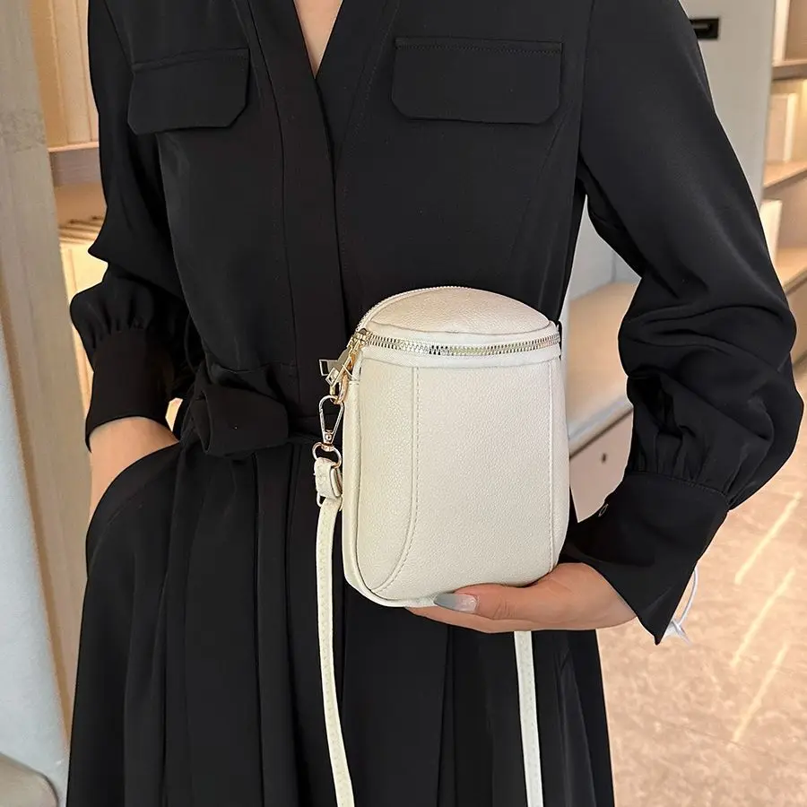 Small Niche Design Fashionable and Versatile Single Shoulder Crossbody Bag Simple and Casual Daily Mini Mobile Phone Bag
Small Niche Design Fashionable and Versatile Single Shoulder Crossbody Bag Simple and Casual Daily Mini Mobile Phone Bag