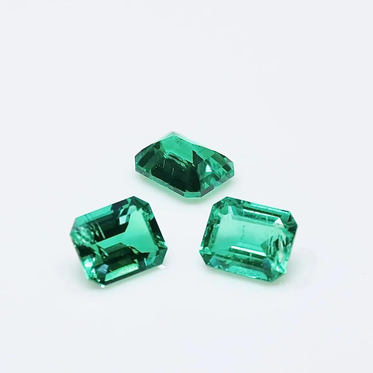 Lab-grown Colombian emeralds with special cut band cotton cracked loose stones
Lab-grown Colombian emeralds with special cut band cotton cracked loose stones