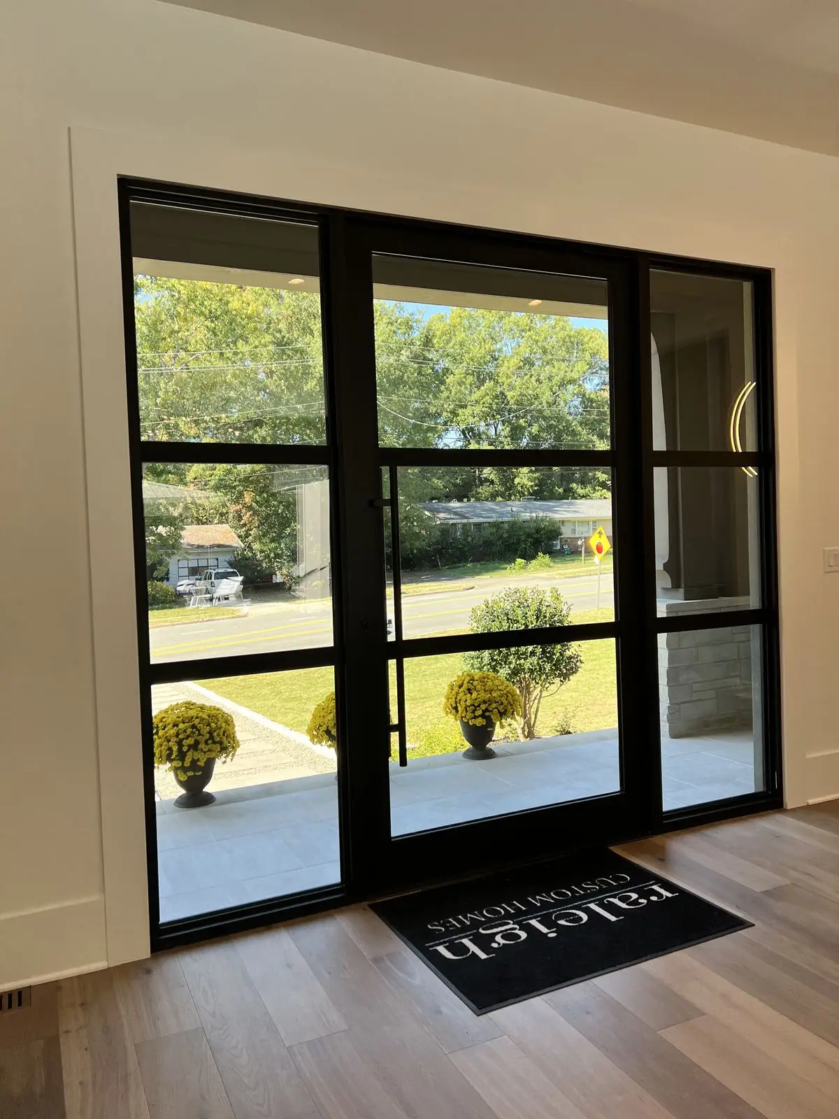 Aluminum frame glass revolving door Panoramic outdoor leisure accordion doors Home use windproof and rainproof stacking doors
Aluminum frame glass revolving door Panoramic outdoor leisure accordion doors Home use windproof and rainproof stacking doors