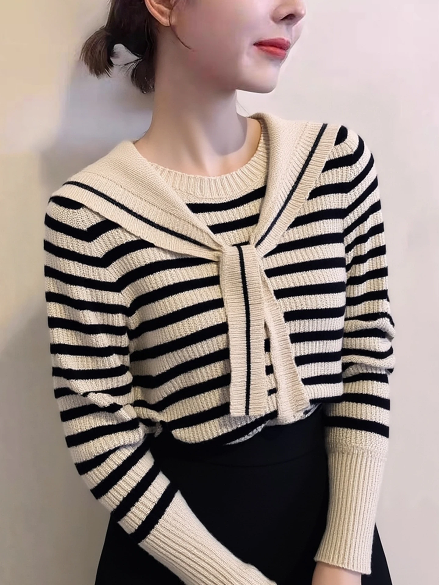 Navy Stripe Shoulder Wrap round Neck Knitted Sweater Women's Design Anti-Aging Slimming Versatile Sweater Top for Autumn Winter
Navy Stripe Shoulder Wrap round Neck Knitted Sweater Women's Design Anti-Aging Slimming Versatile Sweater Top for Autumn Winter