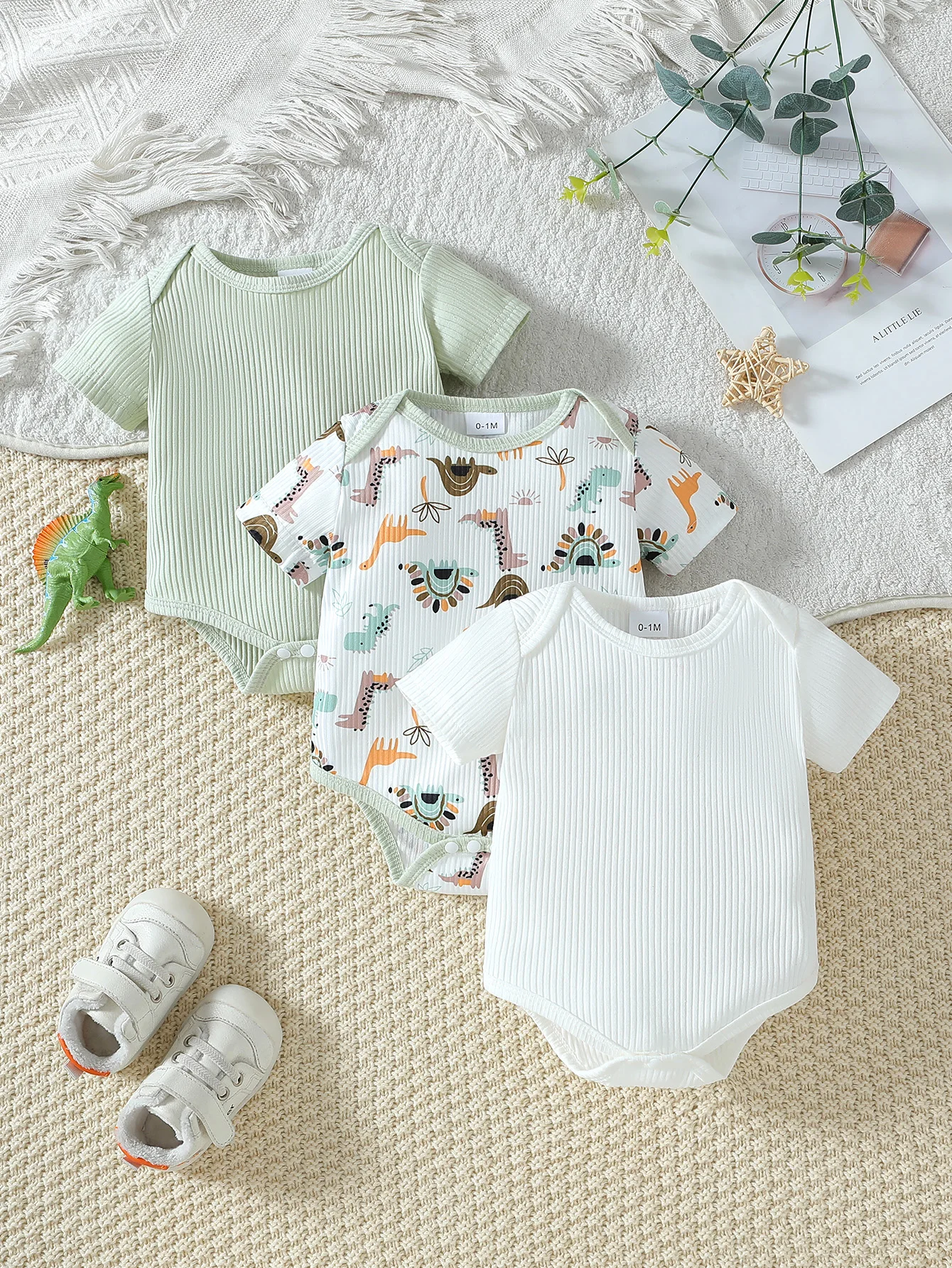 Простой трехсекционный комбинезон с короткими рукавами для новорожденных мальчиков для занятий дома и на открытом воздухе
Простой трехсекционный комбинезон с короткими рукавами для новорожденных мальчиков для занятий дома и на открытом воздухе