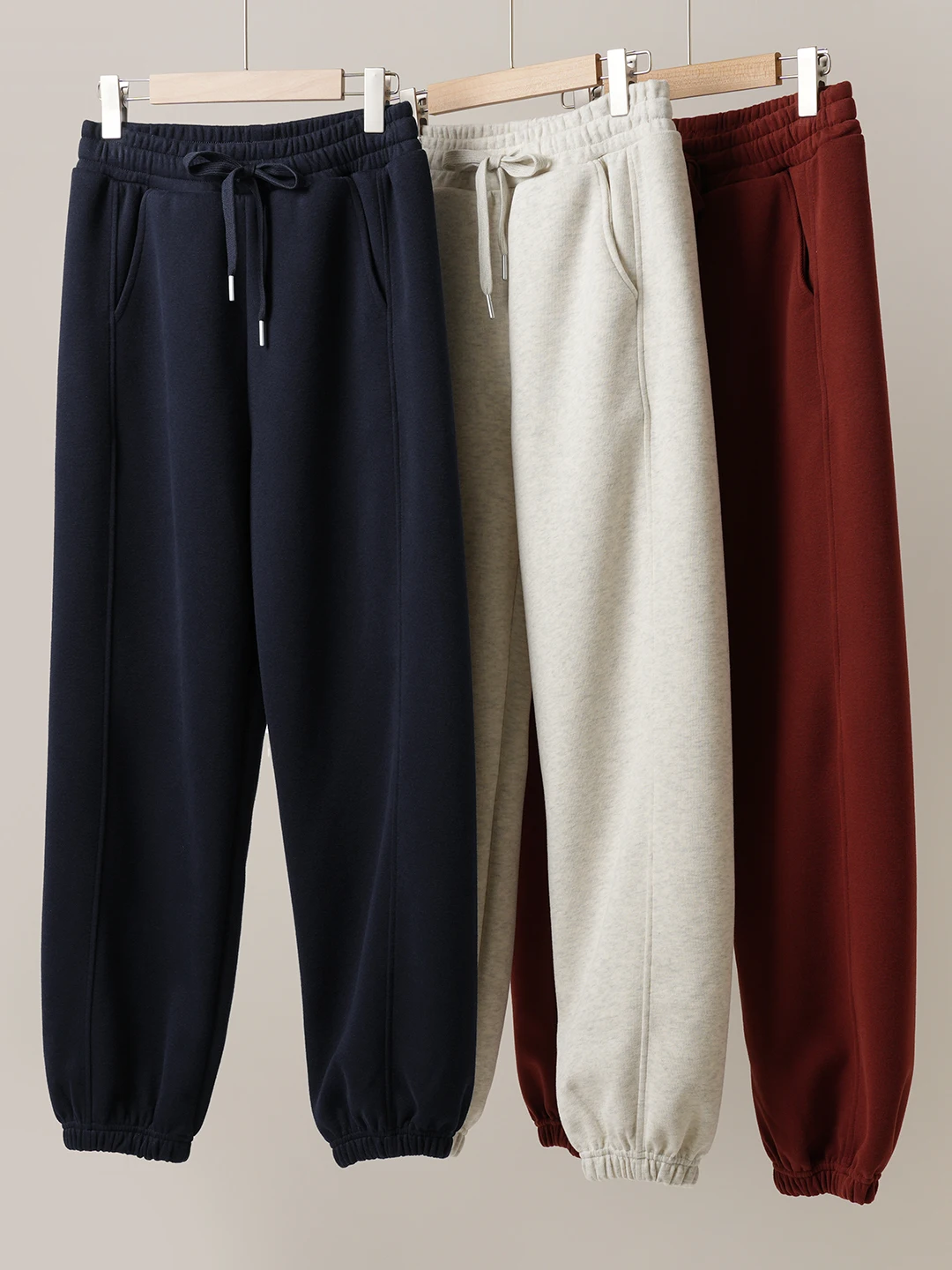 Женские свободные повседневные спортивные брюки больших размеров, осенне-зимние, из смесового хлопка и полиэстера, удобные, дышащие, свободного кроя
Женские свободные повседневные спортивные брюки больших размеров, осенне-зимние, из смесового хлопка и полиэстера, удобные, дышащие, свободного кроя