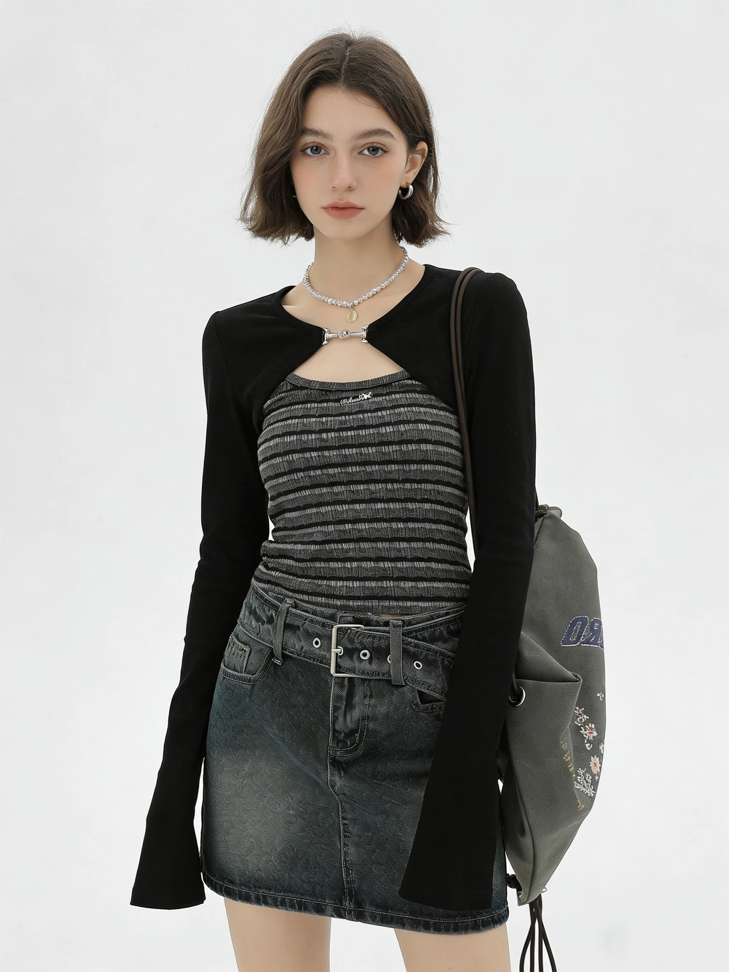 Women's Black Gothic Emo Y2K American Style Slim Fit T-Shirt Two-Piece Set Long Sleeve Cropped T-Shirt & Striped Vest Top Spring
Women's Black Gothic Emo Y2K American Style Slim Fit T-Shirt Two-Piece Set Long Sleeve Cropped T-Shirt & Striped Vest Top Spring