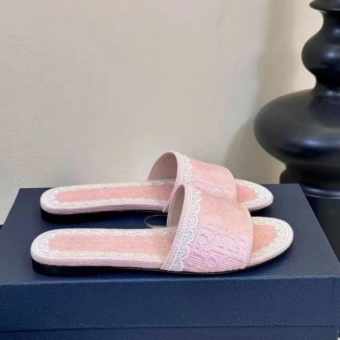 2026 Women's Fashion Versatile Flat Casual Anti-slip Comfortable Beach Vacation Slippers
2026 Women's Fashion Versatile Flat Casual Anti-slip Comfortable Beach Vacation Slippers