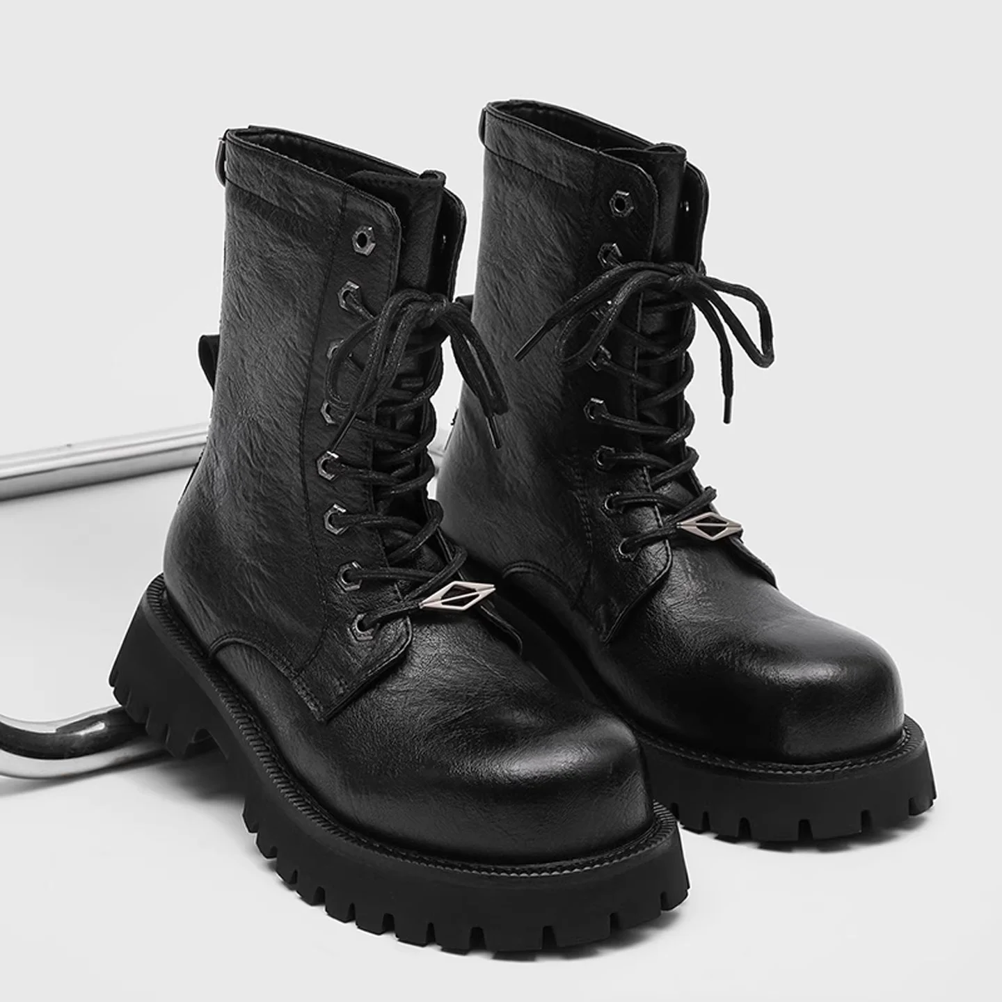 Мужские короткие ботинки с толстой подошвой и круглым носком, черные кожаные, увеличивающие рост, в британском стиле, высокие мотоциклетные ботинки
Мужские короткие ботинки с толстой подошвой и круглым носком, черные кожаные, увеличивающие рост, в британском стиле, высокие мотоциклетные ботинки