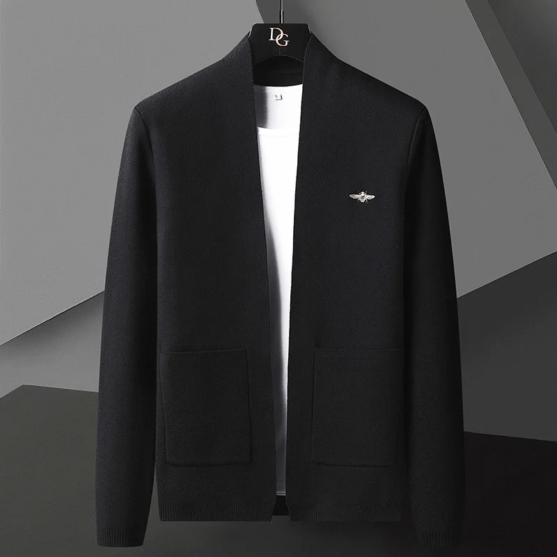 new cardigan Autumn men's knitted and winter collarless solid color embroidered sweater trend coat sweater
new cardigan Autumn men's knitted and winter collarless solid color embroidered sweater trend coat sweater