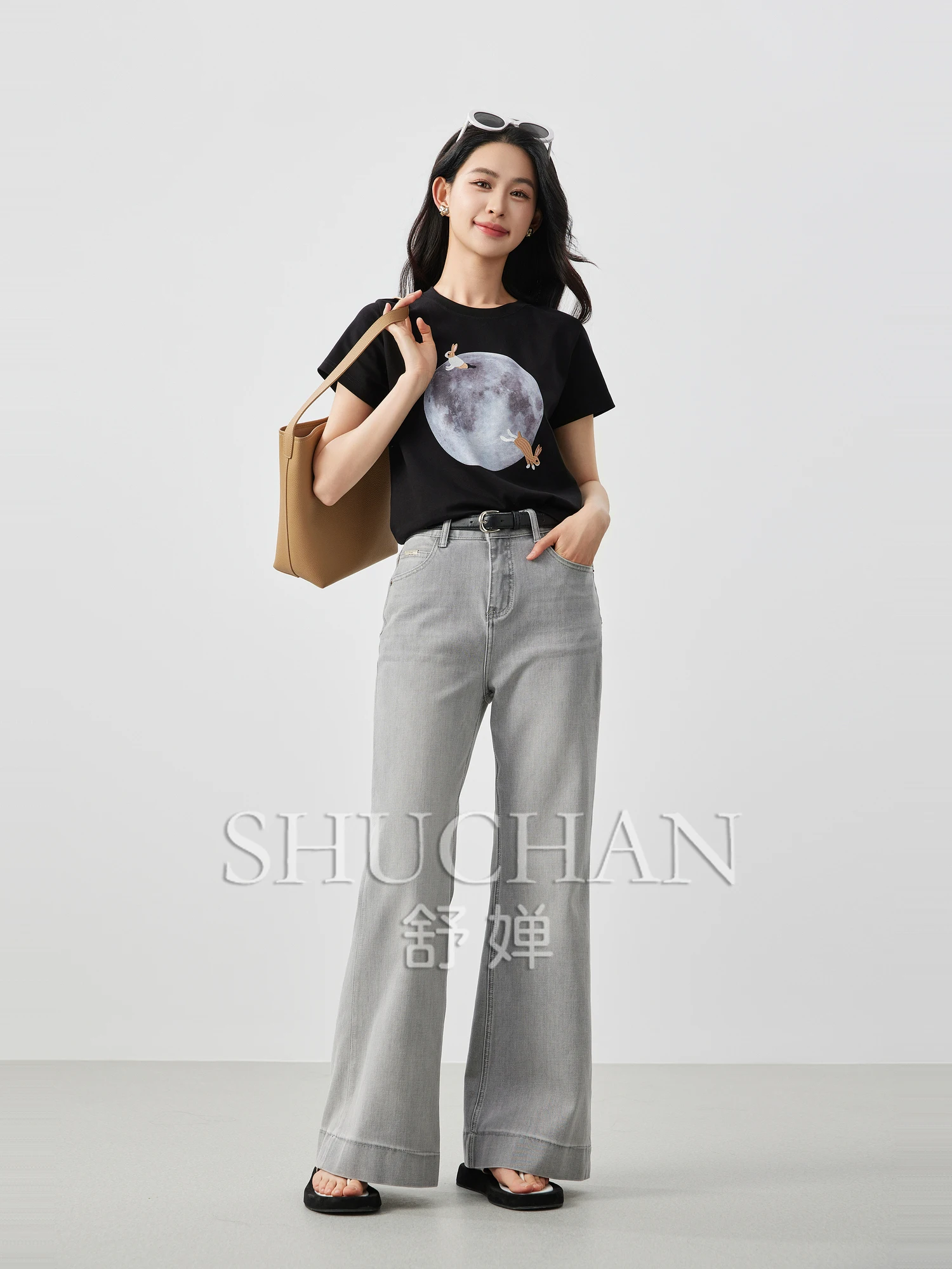 walking on the moon, cotton elastic fabric moon printing + three-dimensional jade rabbit embroidered T-shirt women
walking on the moon, cotton elastic fabric moon printing + three-dimensional jade rabbit embroidered T-shirt women
